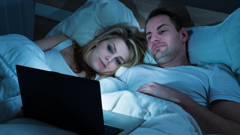 Sur quoi les hommes et les femmes se concentrent-ils lorsqu’ils regardent du porno ?