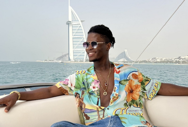 Santrinos Raphaël fait un constat amer :  »Dubaï est bien, mais… »; l’artiste révèle le côté sombre de son séjour (photo)