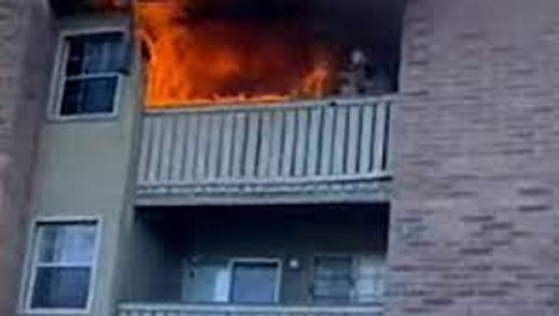 Héroïque : un enfant reste coincé dans un appartement en feu, il brave les flammes et le sauve