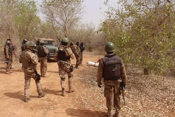 Mali : Human Rights Watch accuse l’armée d’avoir massacré 300 civils à Moura