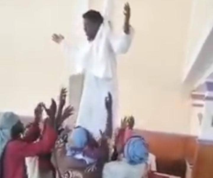 Après l’épisode de « Jésus baoulé », voici un nouveau « Jésus » en pleine ascension dans une église (vidéo)