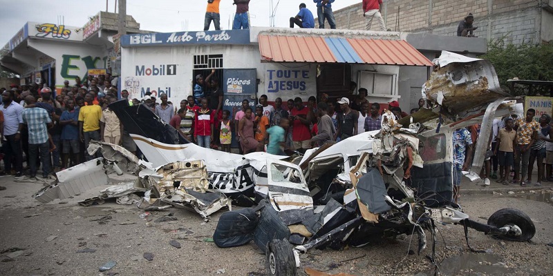 Drame en Haïti : un avion se crashe en pleine rue