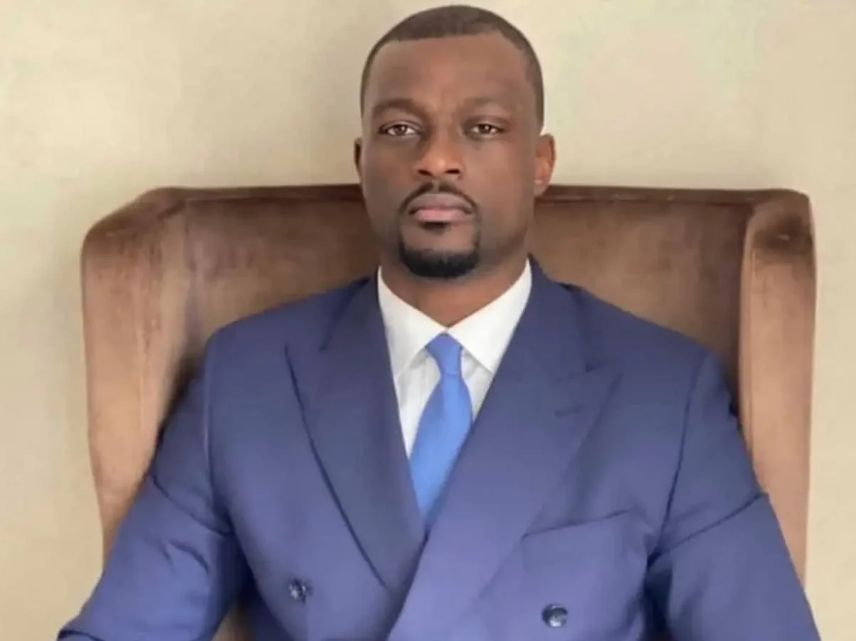 Francis Mvemba :  »N’ayez pas d’amis pauvres, ça porte malheur », le mari de Coco Emilia chauffe la toile (vidéo)
