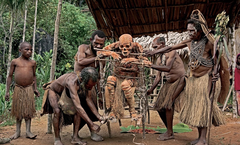 La tribu des Asmat : ce peuple est cannibale et utilise des crânes humains comme oreillers