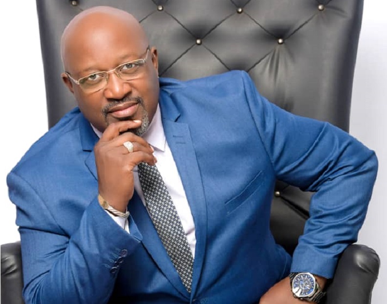 M. Salomon Mbutcho, tresse des lauriers à Maître Koffi Tsolenyanu, Ministre de l’urbanisme, de l’habitat et de la réforme foncière