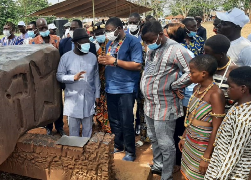 Mystère au Togo : Un marteau géant de plus de 19 tonnes suscite la curiosité (photo)