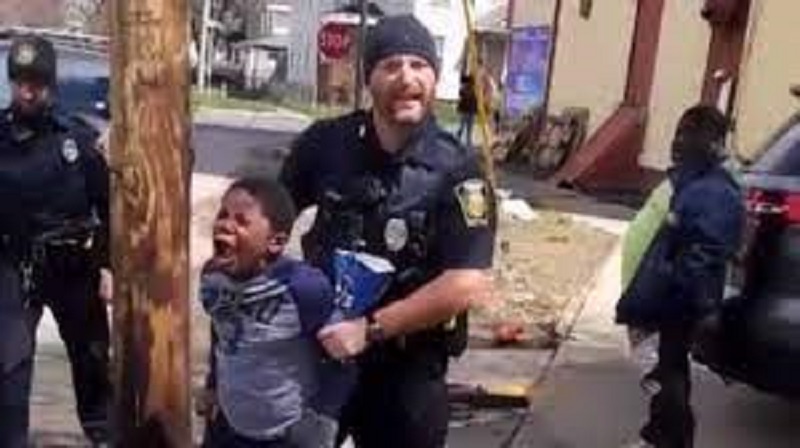 Polémique : un enfant noir de 8 ans embarqué pour vol de chips aux Etats-Unis (vidéo)