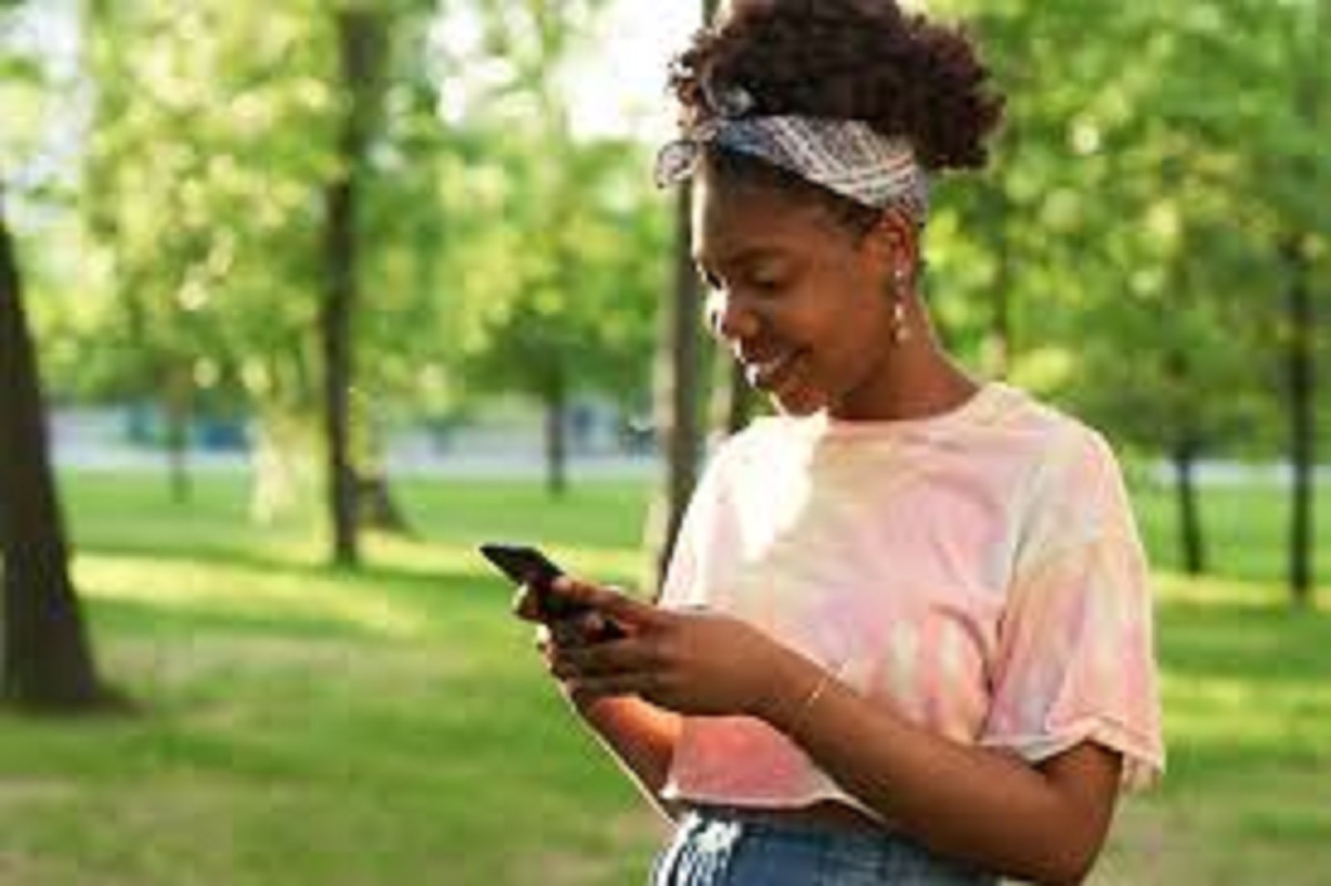 Réseaux sociaux : les jeunes filles sont plus affectées que les garçons ; la raison