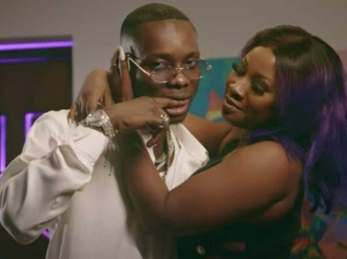 Sidiki Diabaté :  »Carmen est une bonne dame, elle est ma… », l’artiste brise enfin le silence sur son clip avec la veuve de DJ Arafat (vidéo)