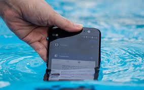 Téléphone tombé dans l’eau : voici 2 gestes pour le sauver