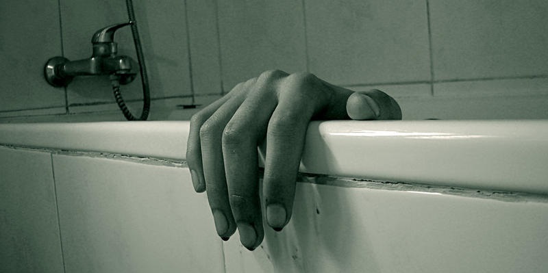 Une professeure de yoga retrouvée morte dans sa baignoire, son ex-petit ami en garde à vue