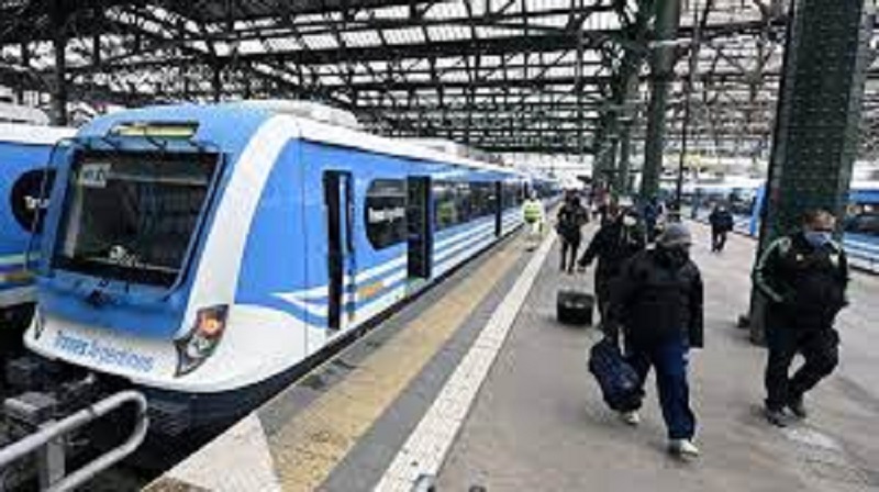 Victime d’un malaise, elle s’évanouit et tombe sous un train… mais survit (vidéo)