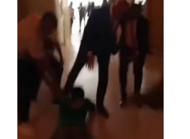 Polémique : un homme aperçu en train de ramper pour accueillir Didier Drogba (vidéo)