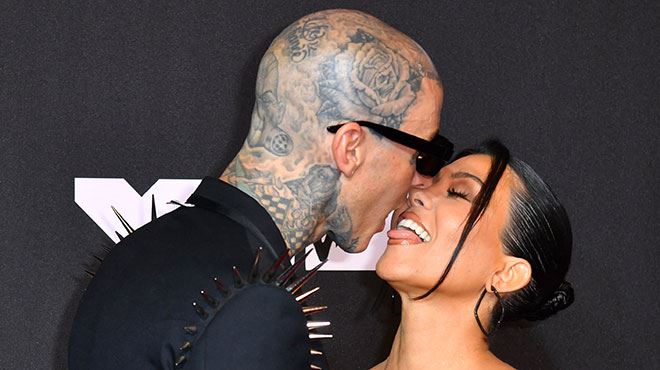 Kourtney Kardashian se marie avec Travis Barker et change…
