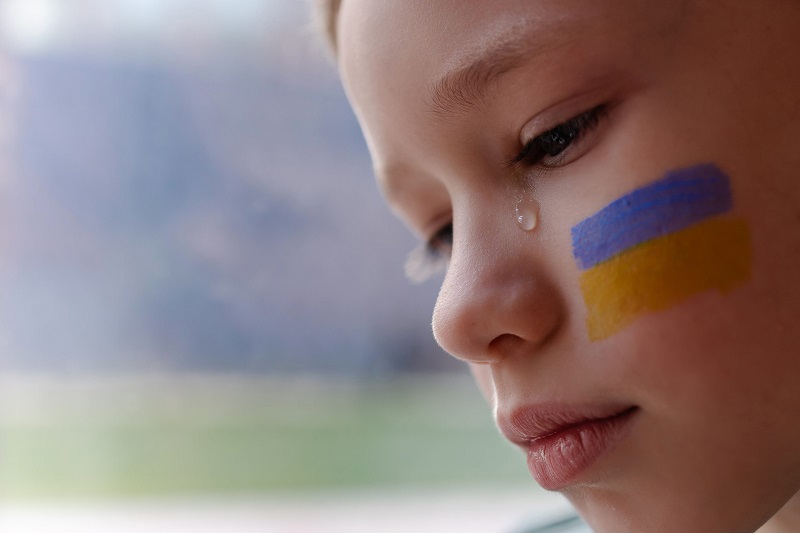 Crise ukrainienne : la photo d’une fillette avec des coordonnées sur son dos devient virale