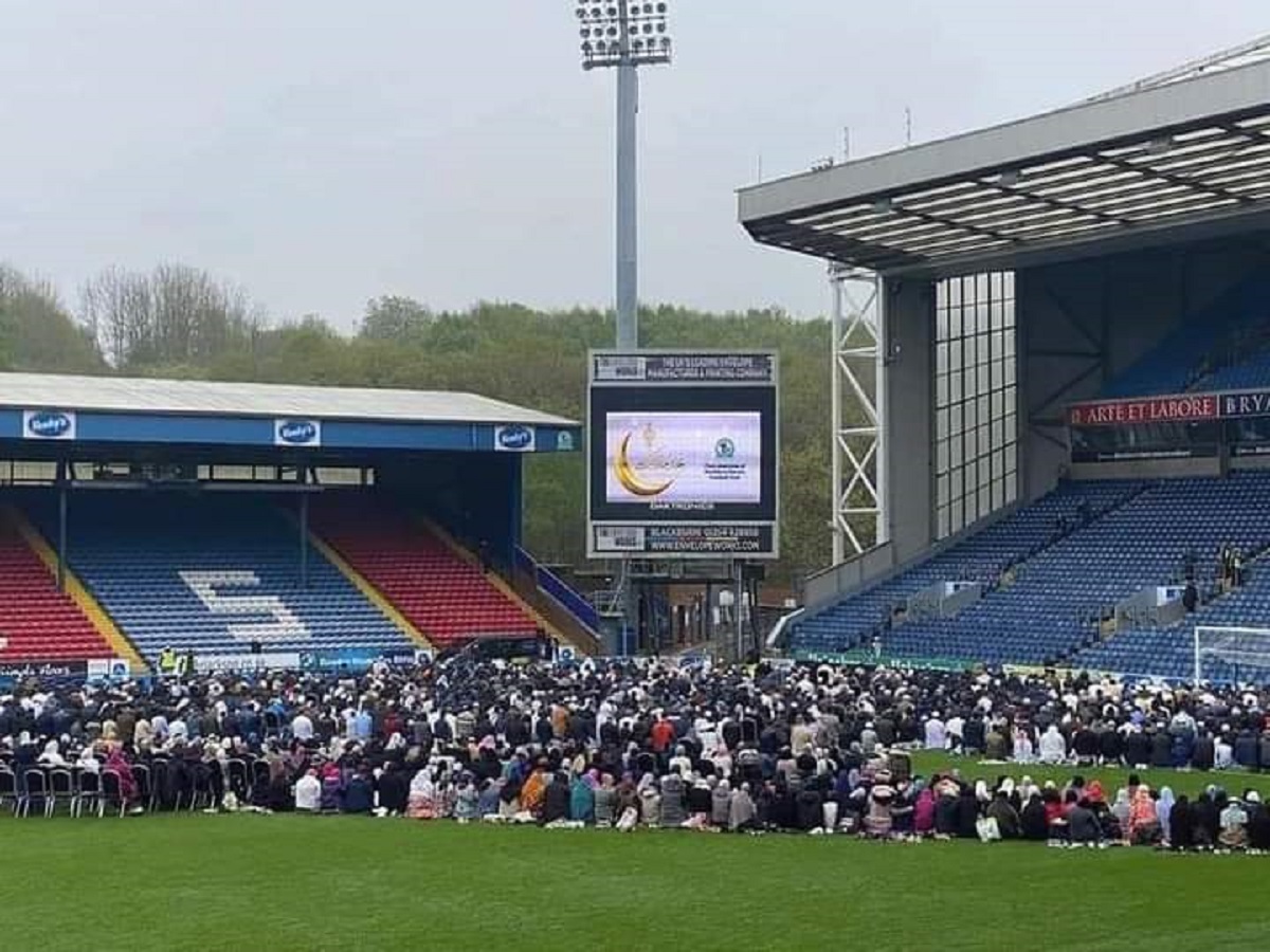Un club de foot professionnel anglais offre son stade aux musulmans…