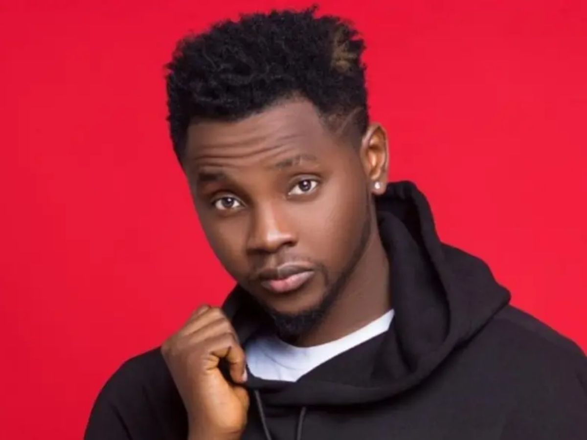 Kizz Daniel : le chanteur pose un vent à une jeune femme qui voulait l’embrasser… La vidéo devient virale