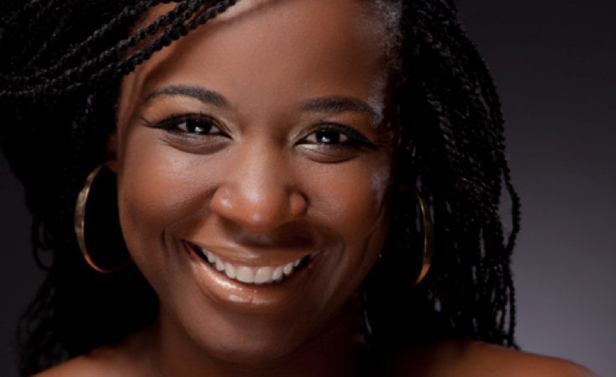 Charlotte Dipanda : la diva retrouve un de ses enfants au Bénin ; celui-ci très comblé après des années de séparation (vidéo)