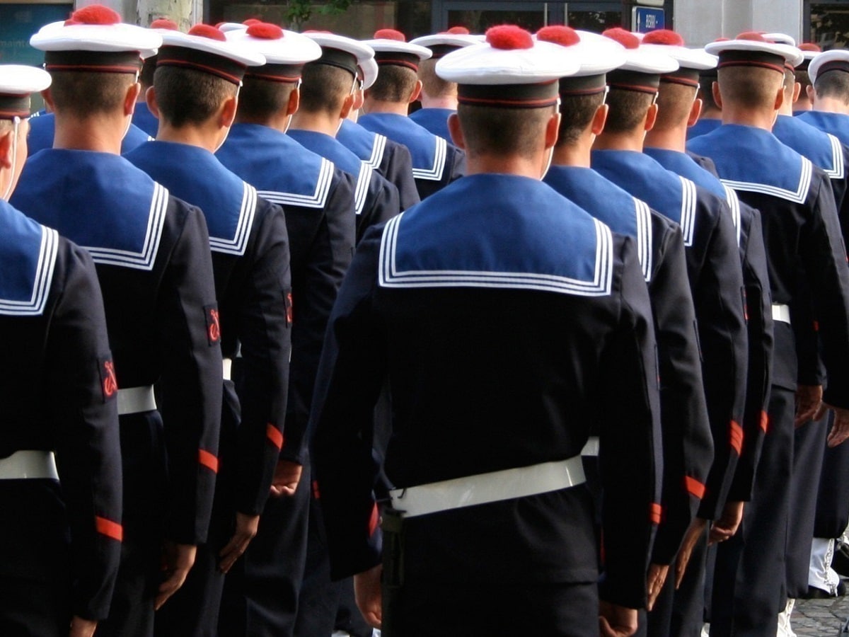 Des nouvelles recrues obligées de boire le… de leur officier supérieur, la toile sous le choc