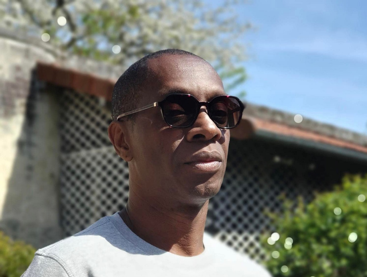 Claudy Siar : le célèbre animateur veut quitter la France !