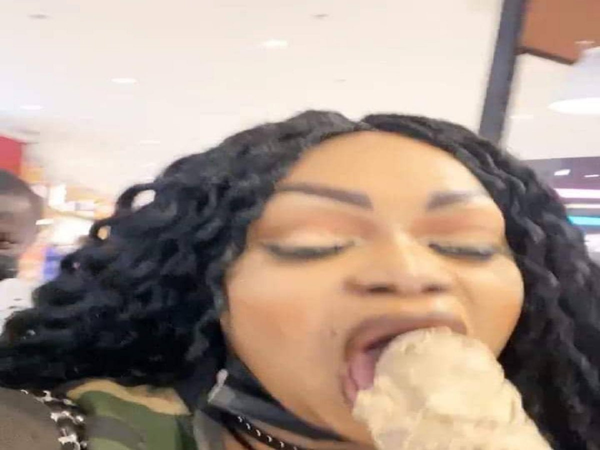 Eudoxie Yao : la bimbo ivoirienne prise en image en train de laper… ; la toile s’enflamme (photos)