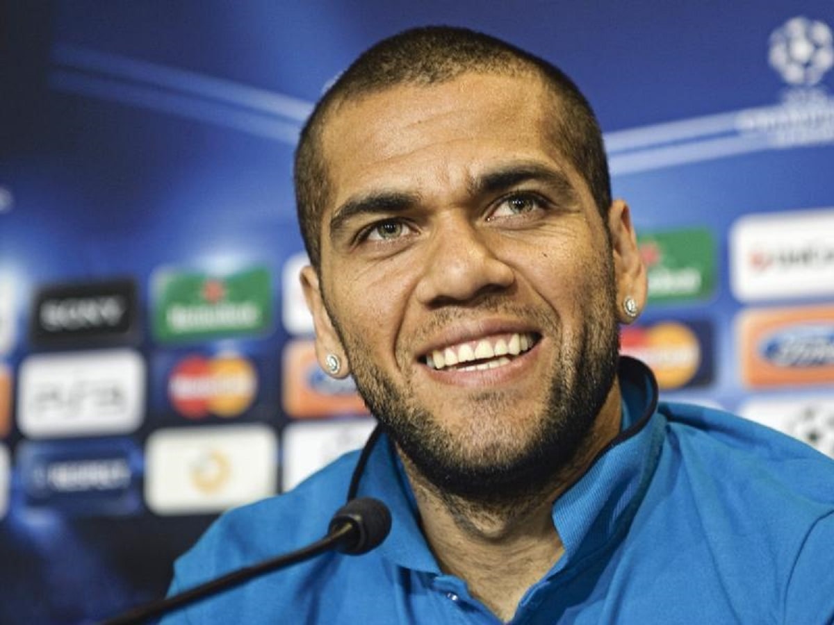 Dani Alves : entre Sadio Mané et Karim Benzema, la star tranche pour le Ballon d’Or
