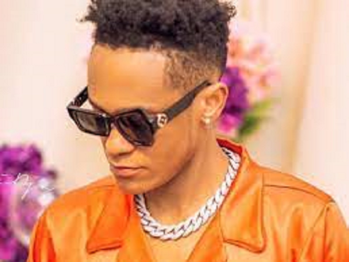 Innoss’B : quand le chanteur retourne à l’école en mode élève, la toile sous le charme (photo)