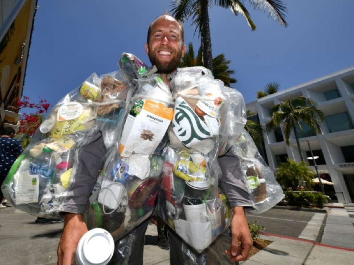 Insolite : Il porte sur le dos ses déchets de 30 jours ; voici la raison