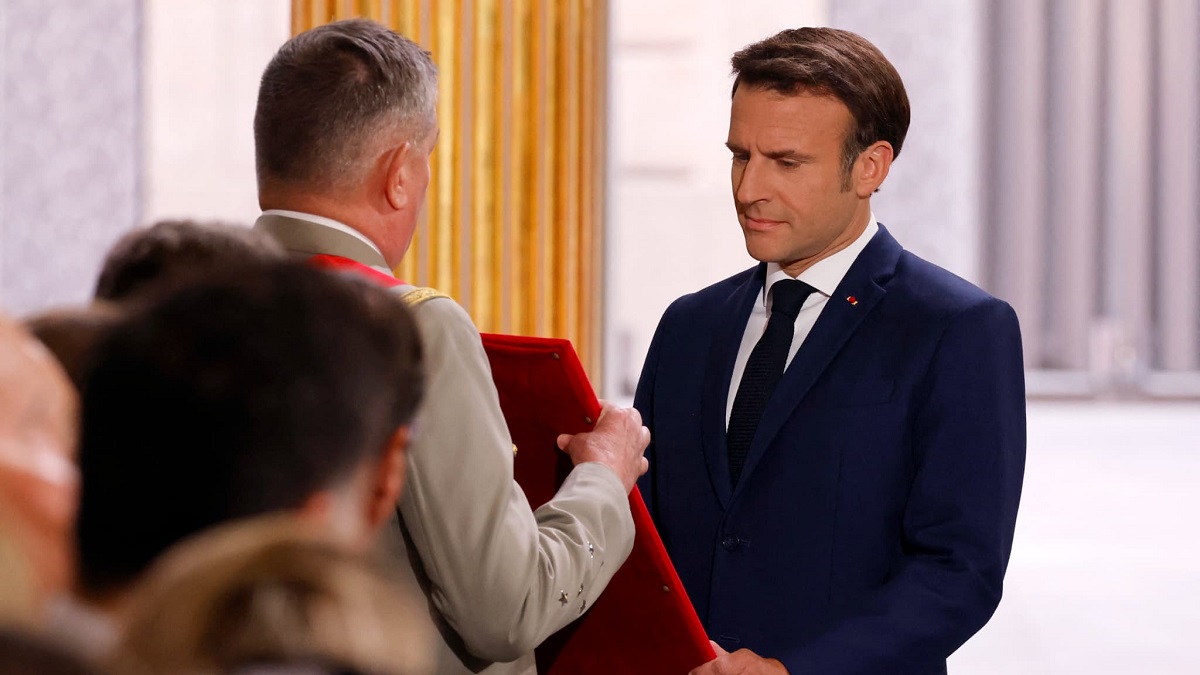 Investiture d’Emmanuel Macron : qui est cette dame tombée en pleurs dans les bras du Président ?