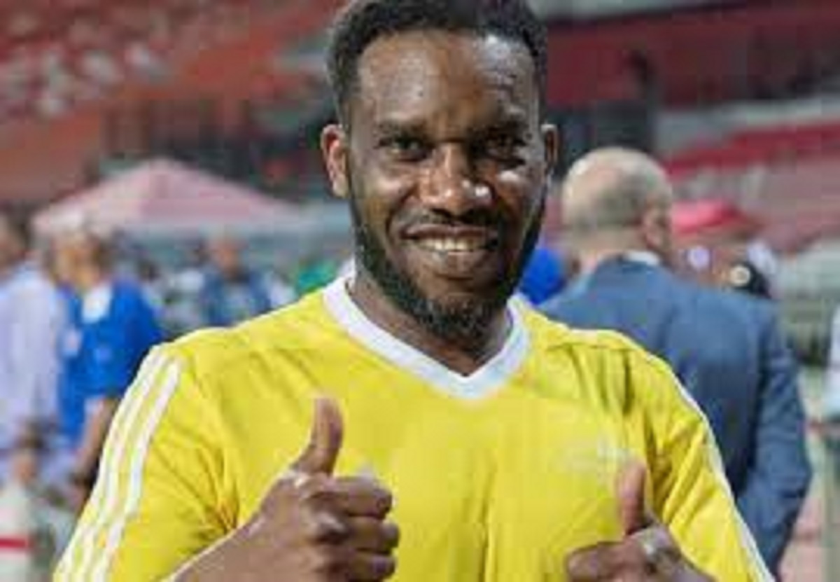 Jay Jay Okocha poste un cliché avec ce milliardaire : un détail fait réagir la toile