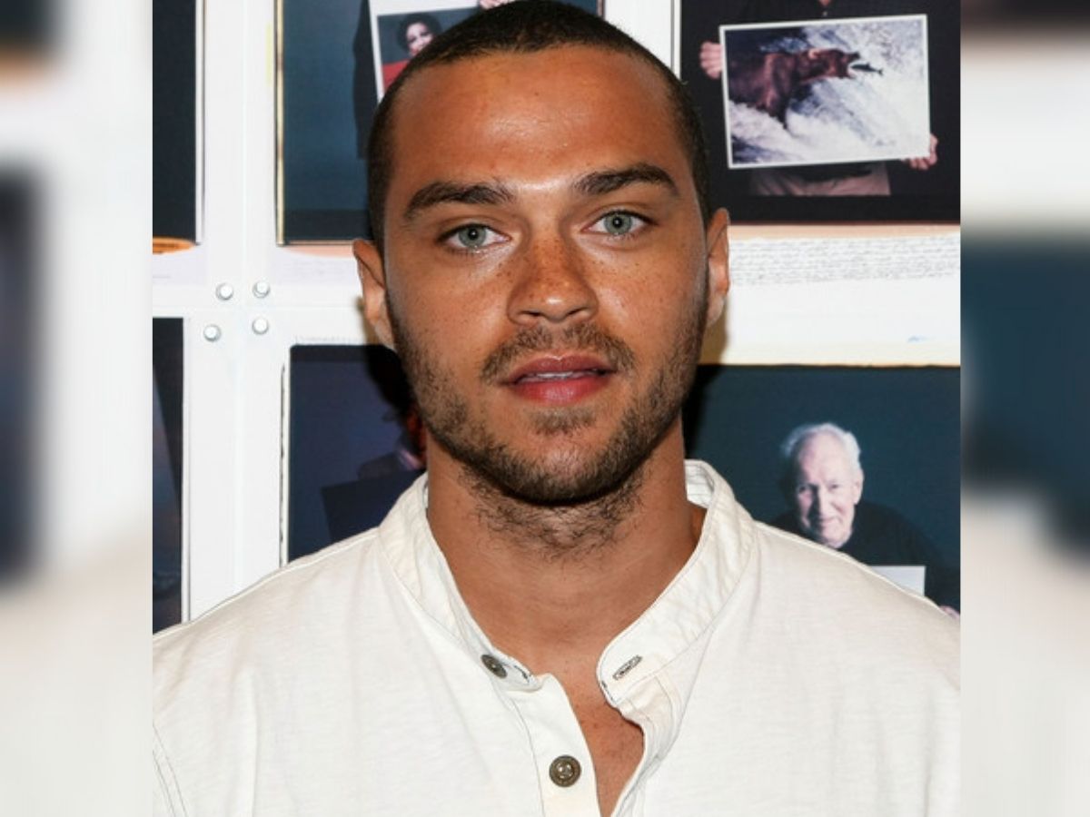 Jesse Williams (Grey’s Anatomy) nu à Broadway : des photos fuitent et font le buzz