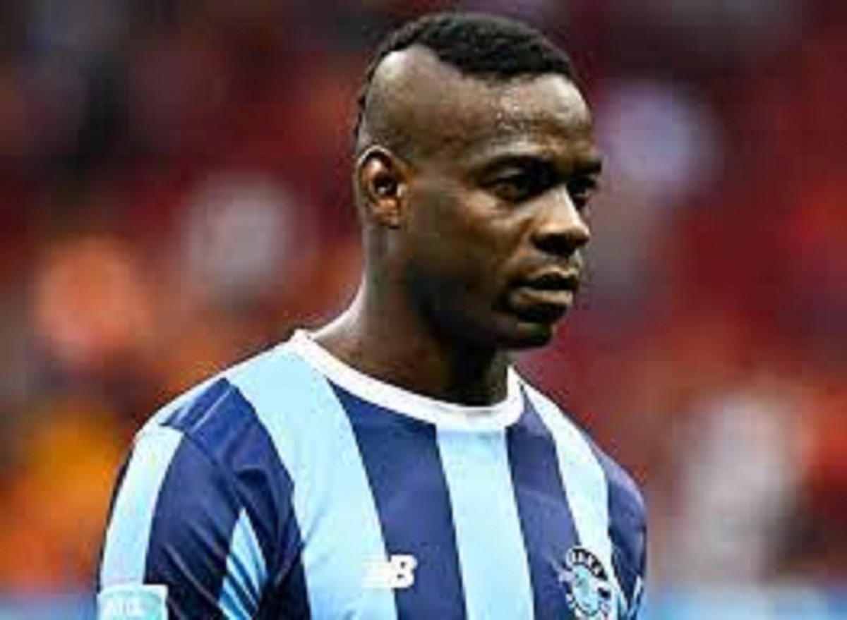 Mario Balotelli toujours hanté par ses démons ; un clash éclate entre le joueur et son entraineur en plein match (vidéo)