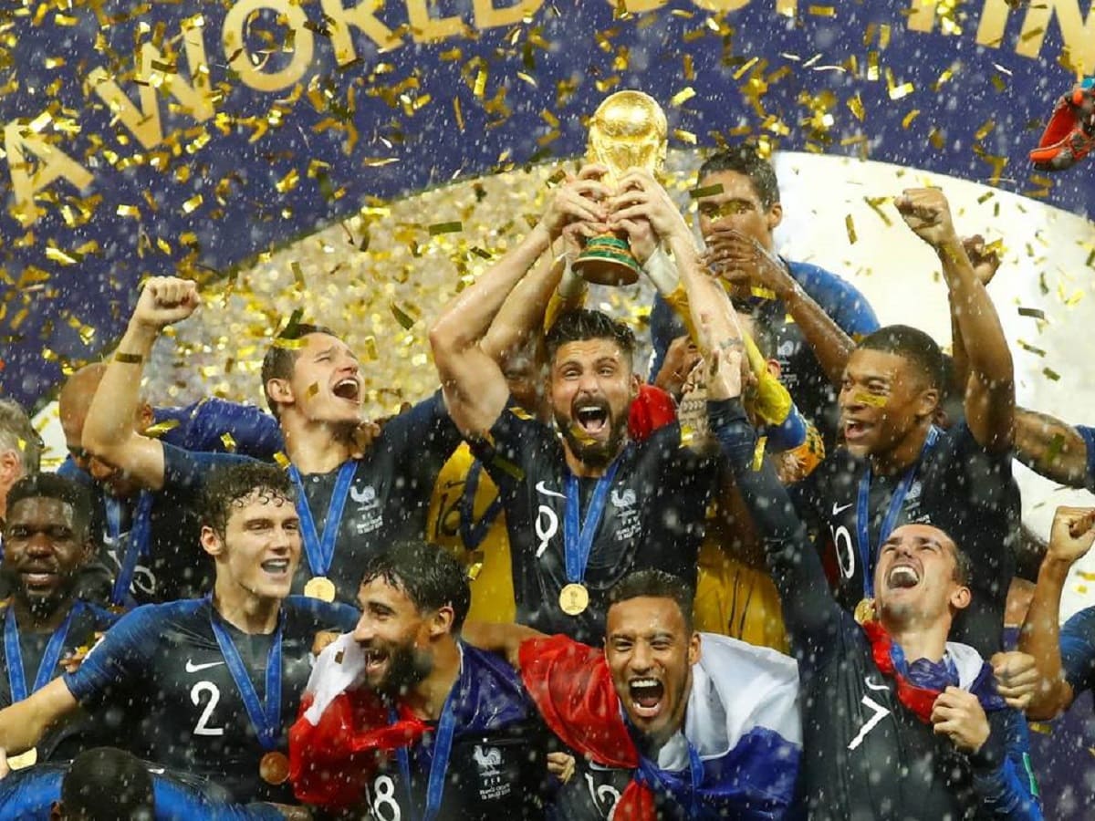 Qatar 2022 : « Oh le gros c*ca… J’ai vomi… » ; les réactions des internautes après la fuite d’un maillot des Bleus pour la compétition (photo)