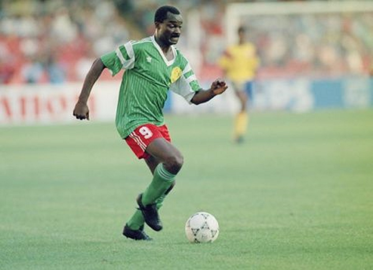 Roger Milla : la légende camerounaise retourne sur un terrain de foot avec ses crampons ; voici la raison