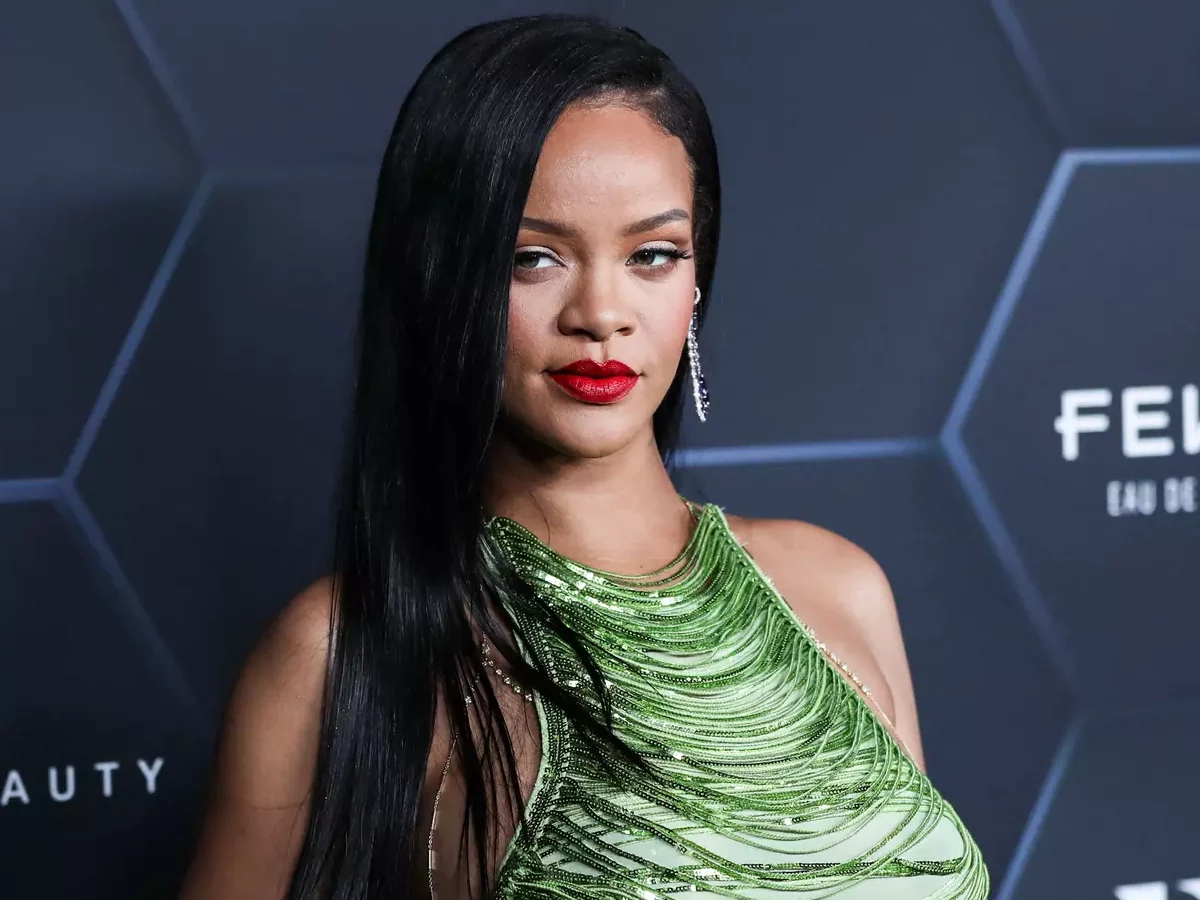 Stars : Rihanna fait sa première apparition après son accouchement ; son accoutrement fait le buzz (photos)
