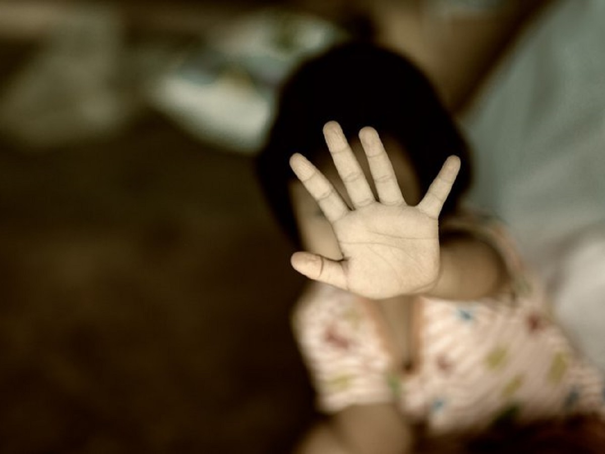 Un homme propose à une maman de… avec sa fille de 4 ans, la toile est sous le choc