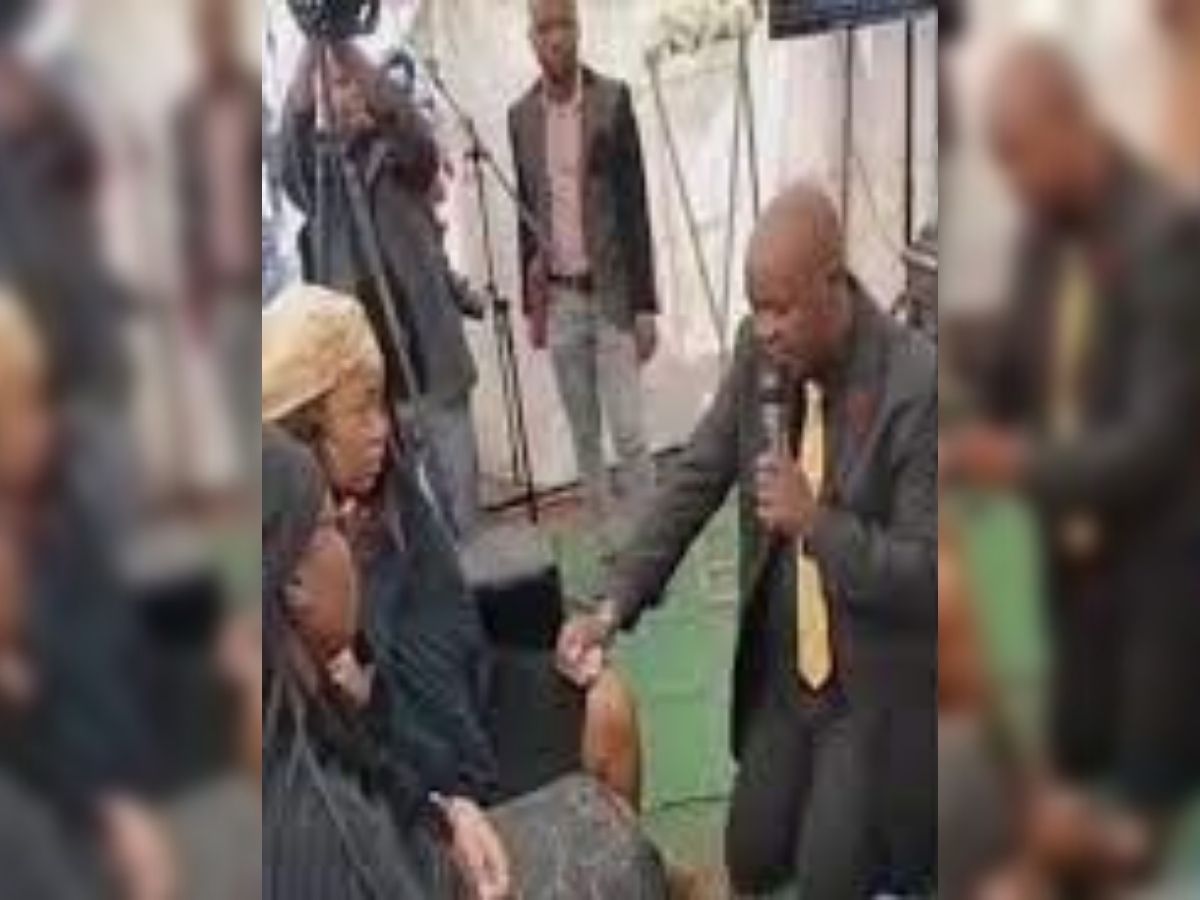 Vidéo : Son petit ami la demande en mariage alors qu’elle assiste aux funérailles de son père