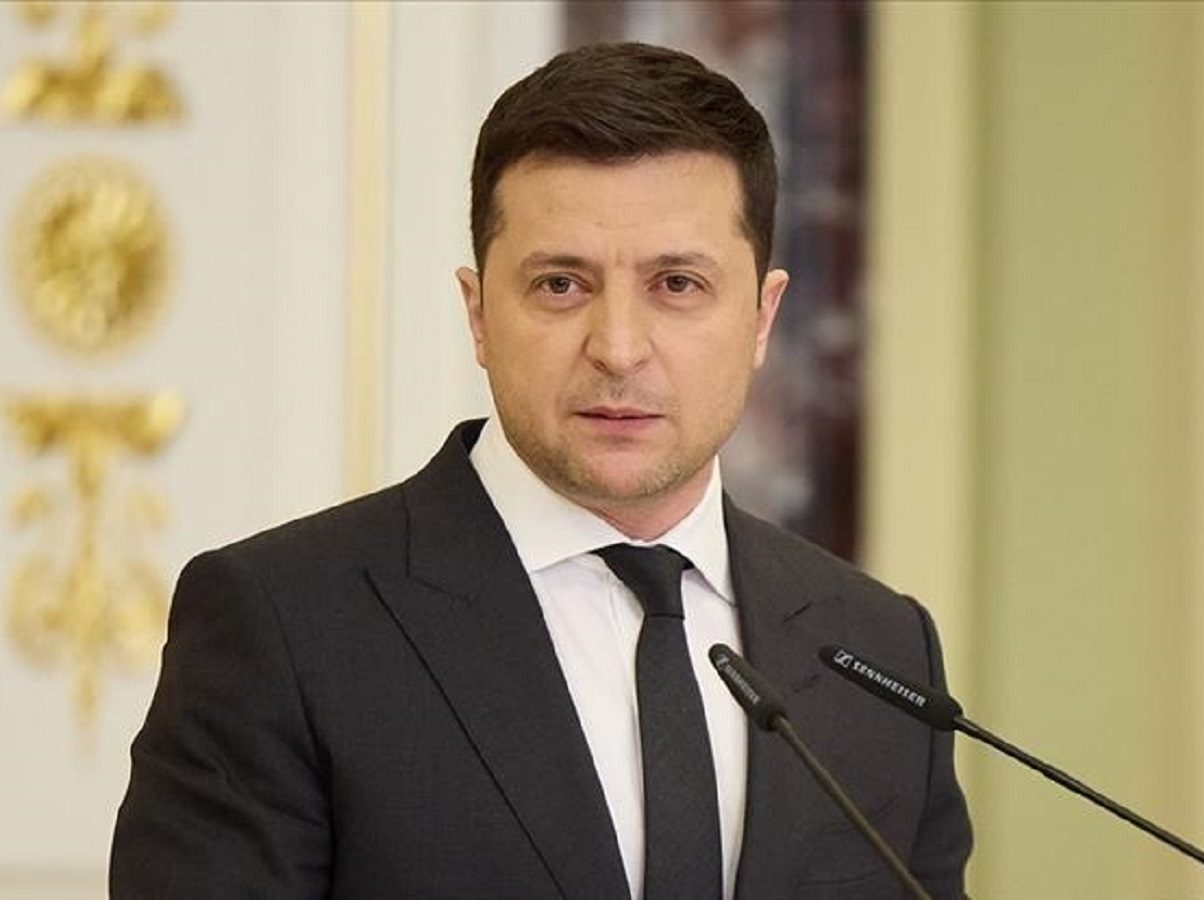 Volodymyr Zelensky : une veste du président ukrainien vendue aux enchères ; voici son prix