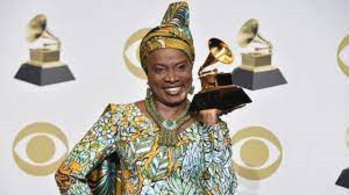 Angélique Kidjo en plein « délire » : cette vidéo de la star fait jaser
