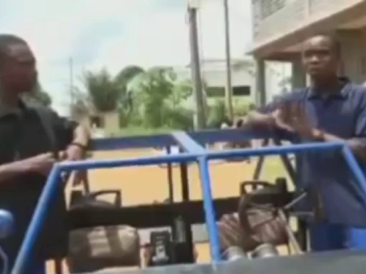 C’est impressionnant ! 2 étudiants Togolais transforment leur moto en voiture (vidéo)