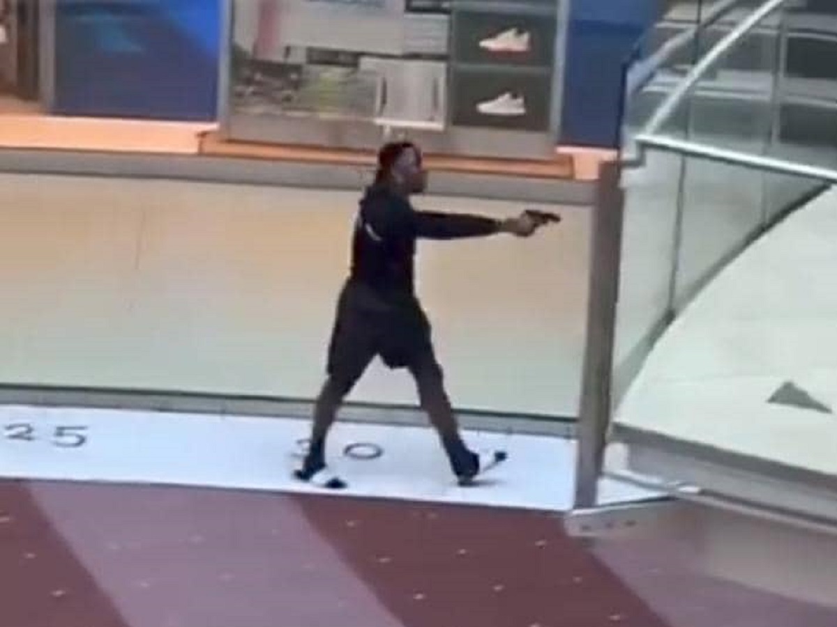 USA : une bagarre éclate entre des jeunes dans un centre commercial ; ils sortent des pistolets pour… (vidéo)