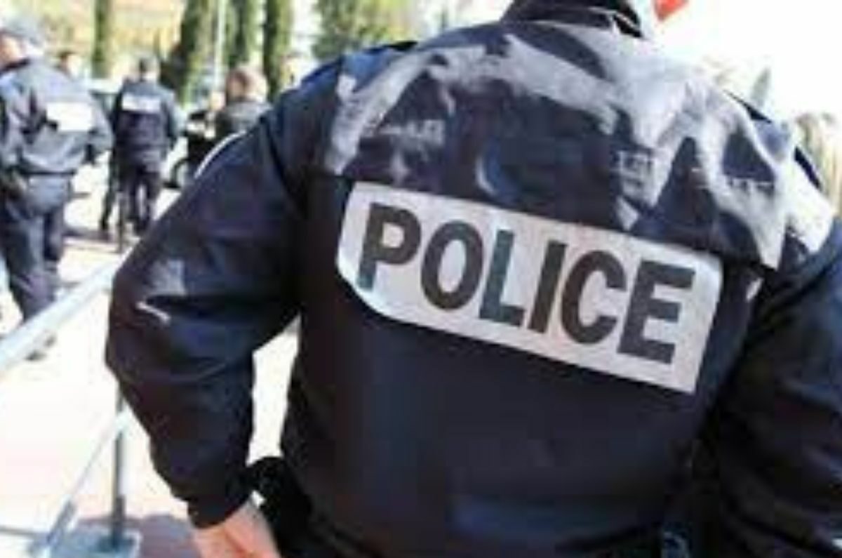 Un joueur de la Série A arrêté en pleine rue par la police par erreur ; la réaction des policiers à la suite enflamme la toile (vidéo)