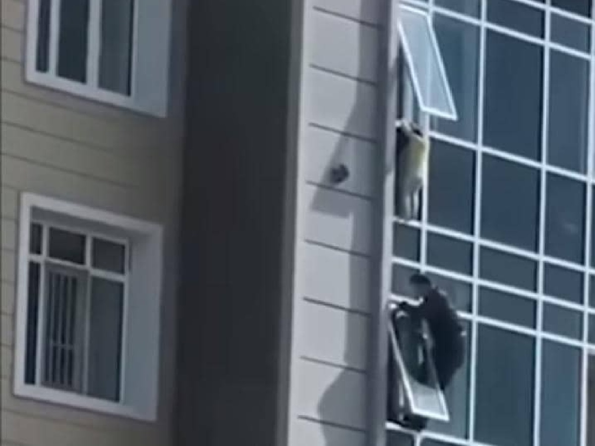 C’est plus que pour Mamadou Gassama ! Un homme sauve un enfant au huitième étage (vidéo)