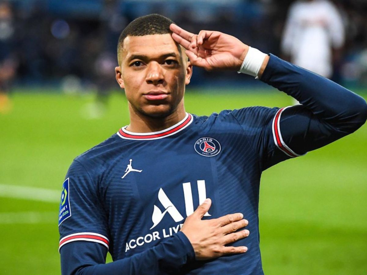 PSG/ Kylian Mbappé : la star française enflamme la toile avec ce look à son retour des vacances (vidéo)