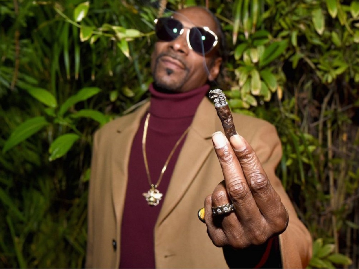 Snoop Dogg : La star augmente le salaire de son rouleur de joints à cause de l’inflation
