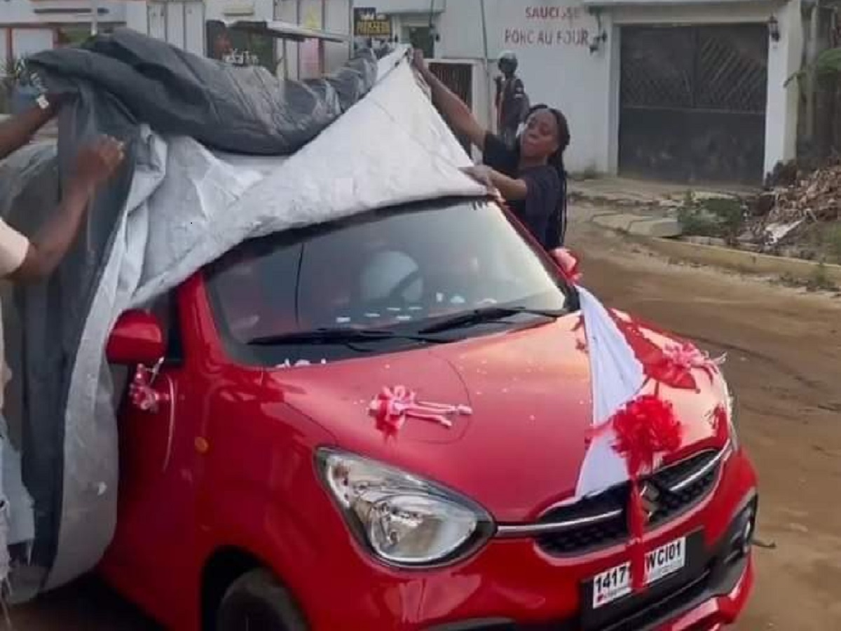 Incroyable : il offre une voiture à sa petite amie par surprise ; la réaction de celle-ci est très surprenante 