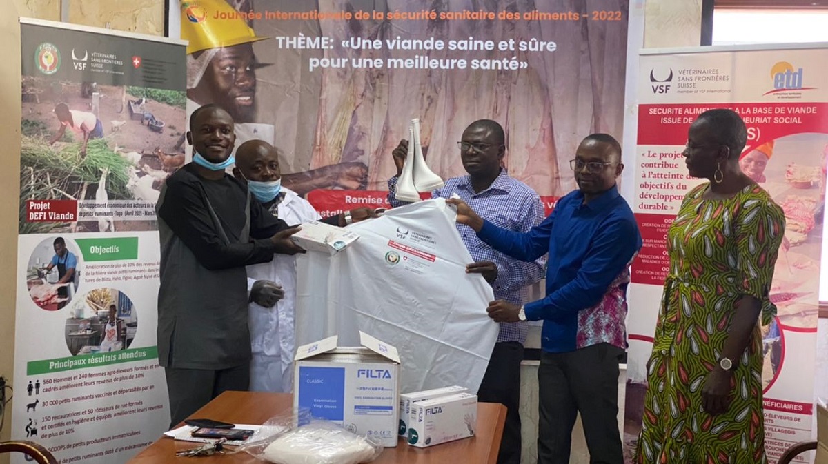 Togo : l’ONG VSF Suisse marque la Journée internationale de la sécurité sanitaire des aliments avec un don d’équipements à la Direction de l’Elevage et de la pêche