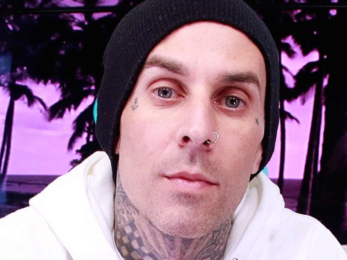 Travis Barker : la star se fait tatouer les yeux de Kourtney Kardashian (photos)