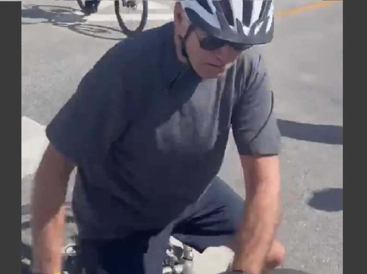 (Vidéo) Joe Biden : Le président américain chute de son vélo à l’arrêt