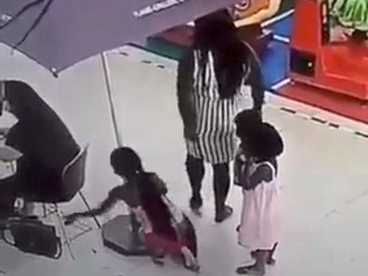 (Vidéo) : une adolescente en complicité avec sa mère vole un sac dans la rue sans savoir qu’il y avait une caméra cachée